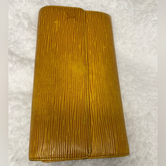 Authentic Louis Vuitton Epi Wallet - Picture 5 of 10
